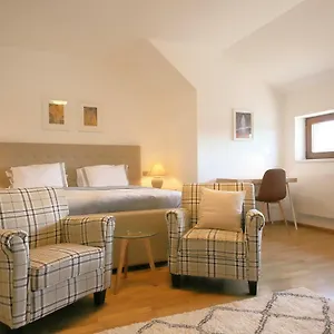 Expat House Апартаменты Прага